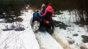 Девочки катаются на квадроцикле