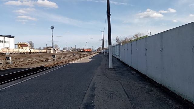 Пассажирский тепловоз ТЭП70-0284 идёт за поездом №605Б Полоцк-Брест с Гомельскими вагонами