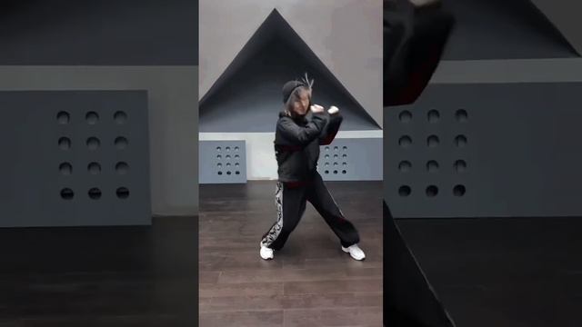 не видела ещё кавер на последний припев этой песни (думаю буду одной из первых)?? #straykids #lalal смотреть онлайн