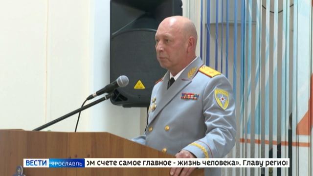 Сотрудники МЧС принимали поздравления на Красной площади Ярославля смотреть онлайн