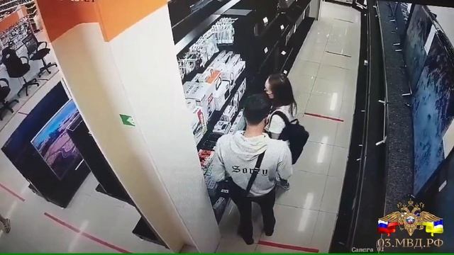 В Улан-Удэ молодая пара стащила колонки смотреть онлайн