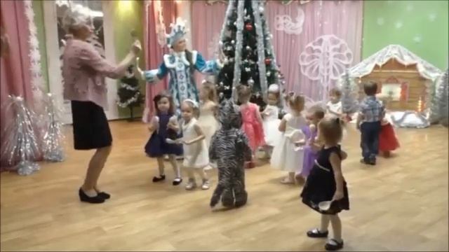 ❄❄❄ ИГРА на ЛОЖКАХ ❄❄❄ Новогодний праздник в детском саду. ЯСЕЛЬНАЯ ГРУППА смотреть онлайн