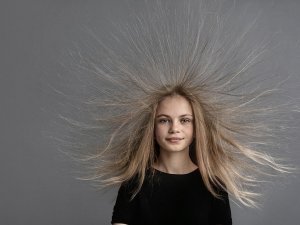 Электризуются волосы? Что делать?