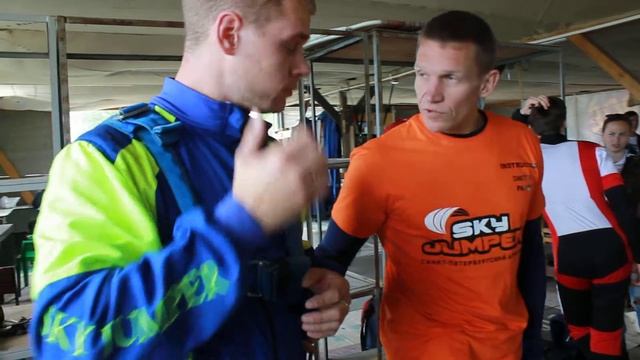 Как приземляться безопасно при прыжке с парашютом в тандеме с инструктором смотреть онлайн