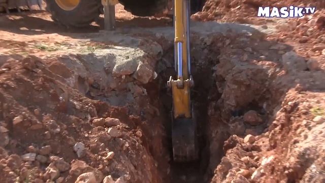 экскаватор капает траншею смотреть онлайн