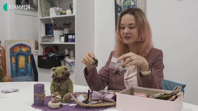 Ляльки завбільшки у 5 сантиметрів. Вінничанка майструє мініведмедів "Тедді" смотреть онлайн