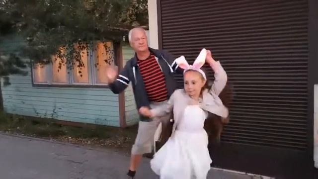 Дедушка танцует с внучкой. смотреть онлайн