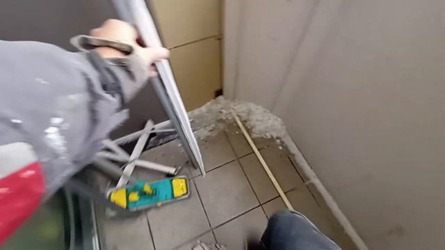 Заменили алюминиевую дверь в фасадке на ПВХ ламинированную откидную #секретыоконщика смотреть онлайн