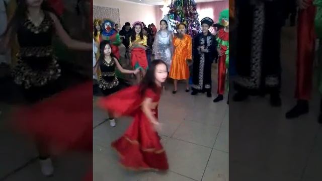 Аяжан Каусар Багдаткызы Индийский танец смотреть онлайн