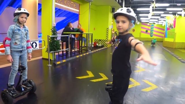 ВСТЕТИЛИСЬ с Миланой и Даней из Family Box! Аминка и Милана УСТРОИЛИ ТАНЦЫ в МАГАЗИНЕ! Влог Кикидо смотреть онлайн