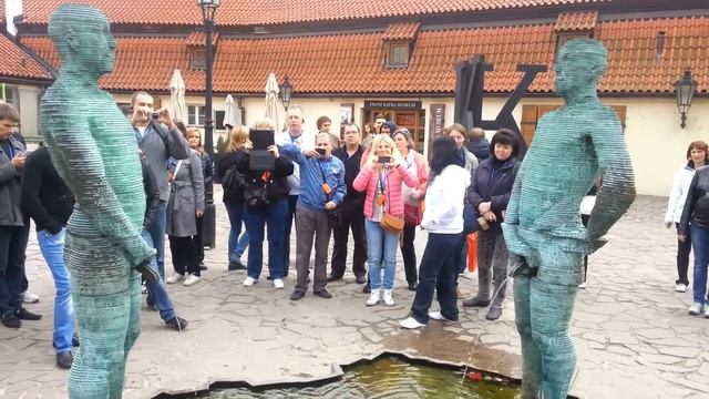 Писающие скульптуры скандального художника в Праге смотреть онлайн