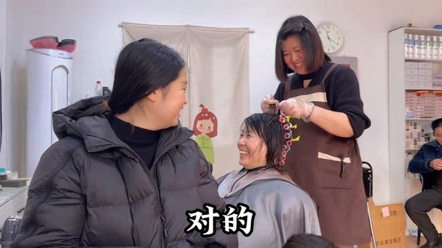 这江苏婆婆要哭了，烫了5小时的头发翻车了，公公的反应哭笑不得 смотреть онлайн