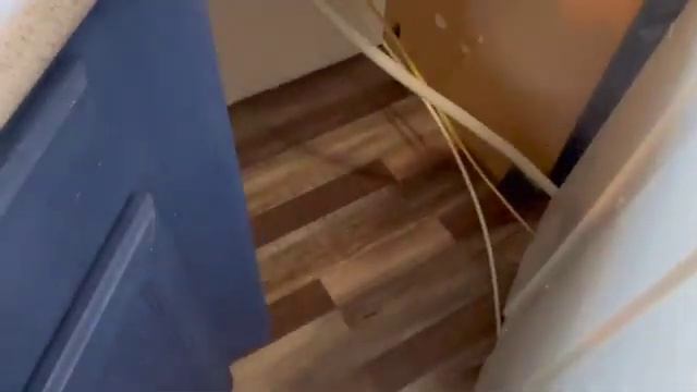 Working around kitchen appliances installing laminate flooring; Vlog #194 смотреть онлайн