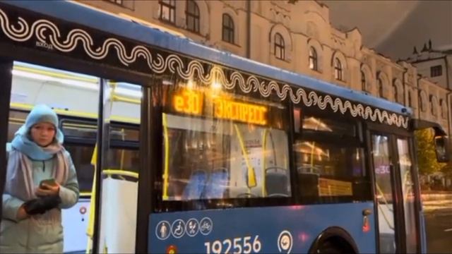 Автобус ЛиАЗ-6213.65 следует по маршруту е30 ”4-й мкр. Митина - м. Китай - Город” смотреть онлайн