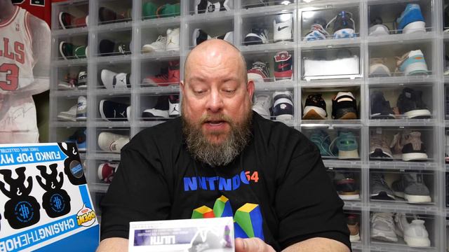 Cracking a CHASING THE HOBBY $125 Autographed Funko Pop Mystery Box смотреть онлайн