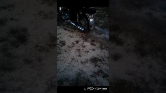 ИЖ копает землю.