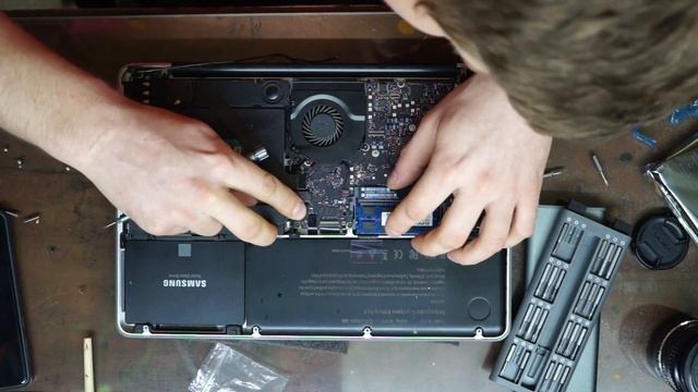 MacBook Pro a1278 2012. Замена HDD на SSD. Копирование данных и MacOs без переустановки. смотреть онлайн