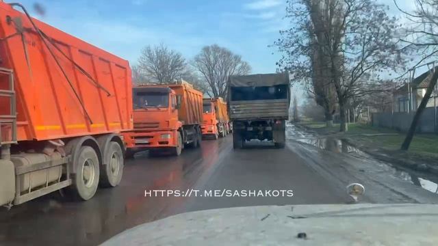 Малая часть колонны, со стройматериалами для оборудования линий обороны в районе Сватовского рубежа смотреть онлайн