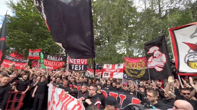 ? CURVA SUD MILAN, CORI e CORTEO prima di INTER-MILAN ?⚫ | Euro Derby Champions League смотреть онлайн