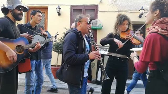 Уличные музыканты в Греции. смотреть онлайн