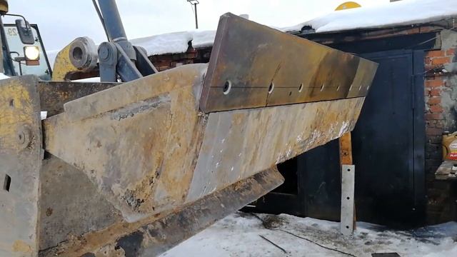 №23. Замена накладного ножа на челюстном ковше - John Deere 325 J. смотреть онлайн