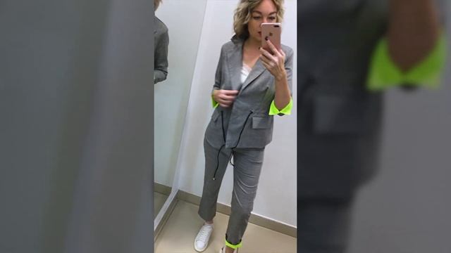 Брючный женский костюм с неоновыми отворотами