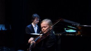 Мальчик чудесно играет на скрипке