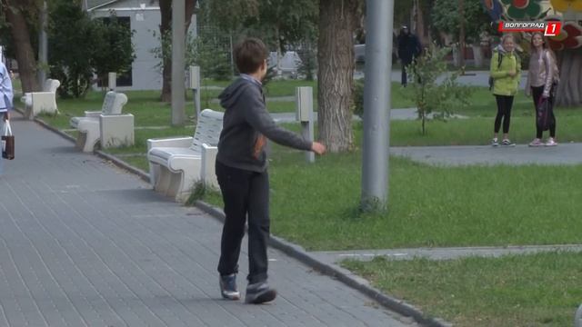 За 100 дней до Нового года Дед Мороз вышел на улицы города. смотреть онлайн