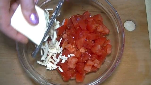 САМЫЙ ВКУСНЫЙ САЛАТ С ПОМИДОРАМИ, КРАБОВЫМИ ПАЛОЧКАМИ И СЫРОМ.(НОВЫЙ Крабовый Салат) смотреть онлайн