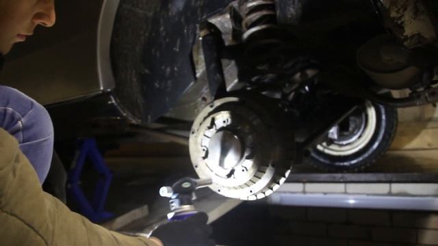 Легко и быстро снимаем прикипевший тормозной барабан на Ниве!!! смотреть онлайн