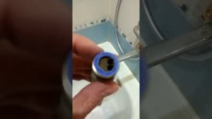 вода течет одновременно из крана и душа