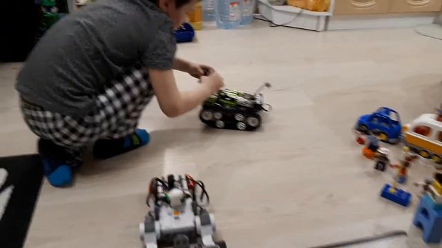 Лего драгстер nxt против лего вездехода. Lego mindstorms. Iego technic. Развитие ребенка. Лего. смотреть онлайн