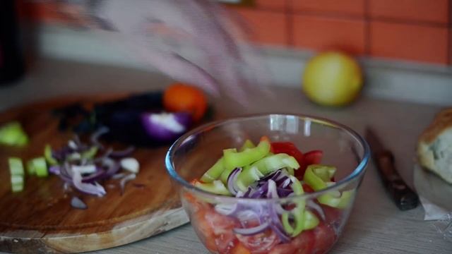 Готовим салат панцанелла (хлебный салат) \ Panzanella salad смотреть онлайн