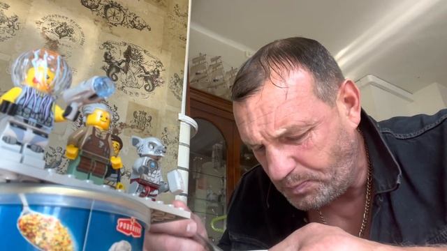 Жру куриный суп и показываю набор Lego