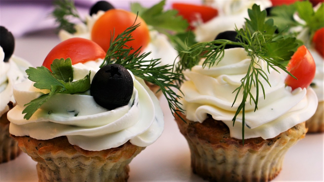 Вкуснятина на завтрак за считанные минуты | Сырные кексы с ветчиной смотреть онлайн