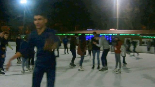 Предновогодние катания в парке Горького. Одесса смотреть онлайн