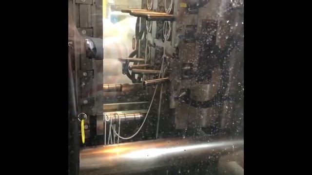 Производство крышек, очистка гарячеканальной пресс формы, очиститель Ultra Plast PO CS