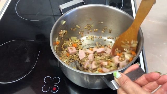 Как быстро и вкусно приготовить суп из чечевицы с копченостями.Невероятно вкусный суп. lentil soup смотреть онлайн