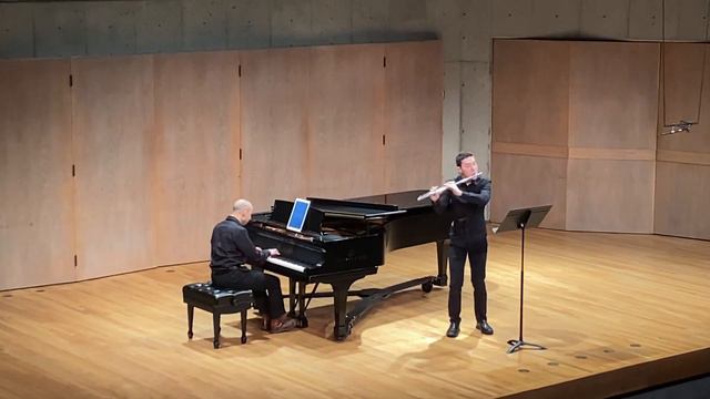 Sonata for flute and piano by Paul Hindemith (I. Heiter Bewegt) смотреть онлайн