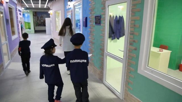 Город Профессий. День 1. Часть 1. Полицейский, медсестра, маникюр, художник | Profession policeman смотреть онлайн