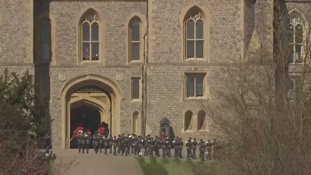 Live: View of Windsor ahead of Prince Philip's funeral смотреть онлайн
