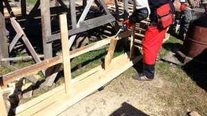 Разборка деревянных поддонов с помощью сабельной пилы.