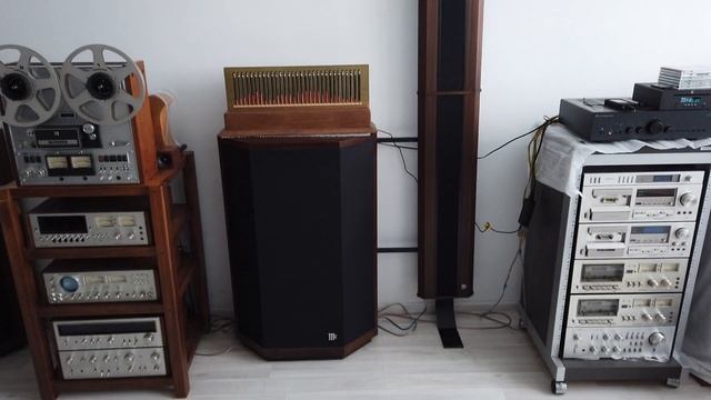 Графический анализатор спектра с колонками McIntosh XRT20 смотреть онлайн