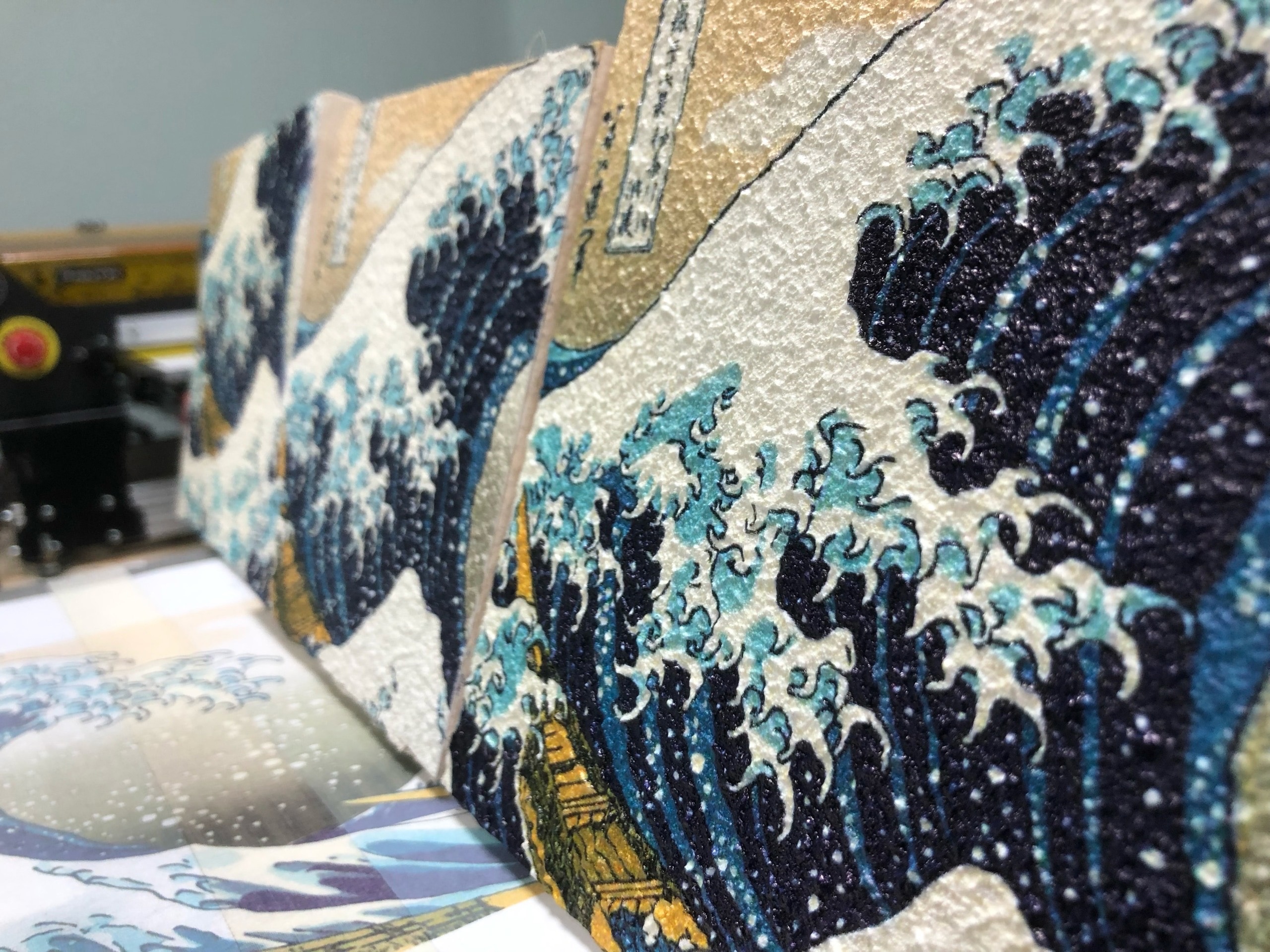 Печать Экосольвентными чернилами на грунтованной заготовке с лаком и без лака смотреть онлайн