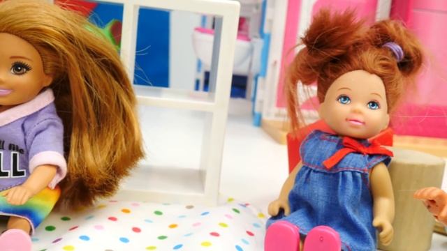 Ох уж эти куклы! В детском саду беспорядок. Игры для девочек в маленькие куклы Барби смотреть онлайн