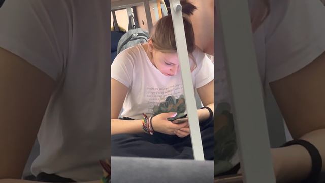 Дикая сидит под партой и смотрит видео с неграми смотреть онлайн