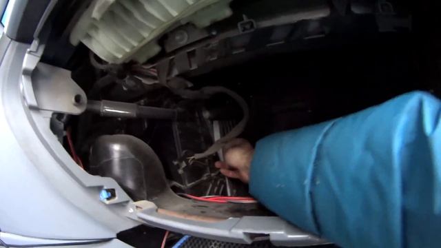 Opel Astra H Замена салонного фильтра Снимаем бардачок вещевой ящик смотреть онлайн
