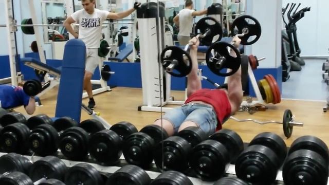 Разводки двумя штангами лежа от 17 летнего химаря смотреть онлайн