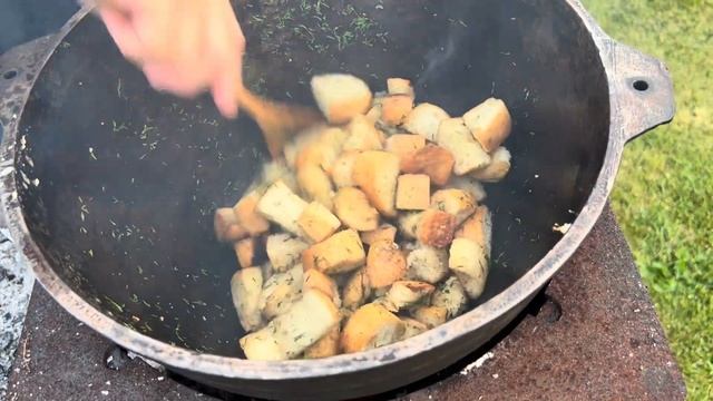 Гороховый суп в казане с аппетитными гренками. смотреть онлайн