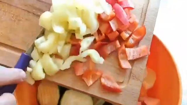 Крылья индейки в духовке, вместе с овощами смотреть онлайн